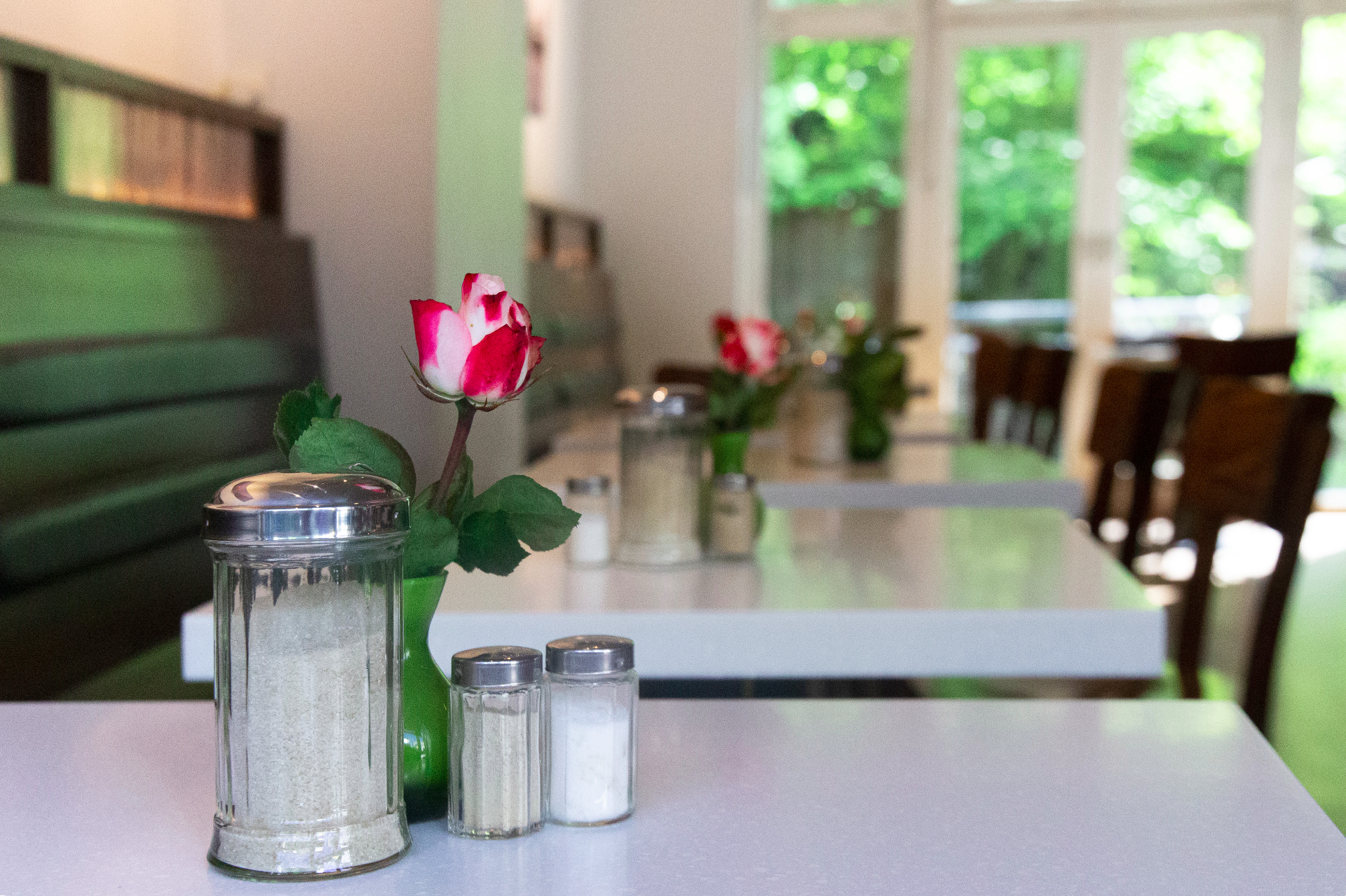 Tischdetails mit Blumen im Gastraum