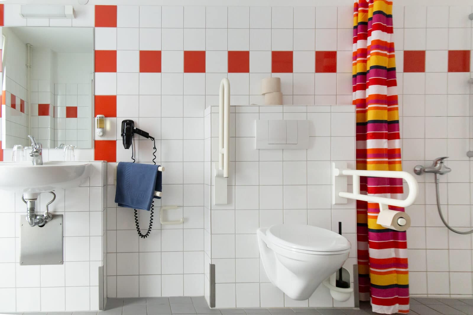 Barrierearmes Badezimmer im Zweibettzimmer mit Haltegriffen