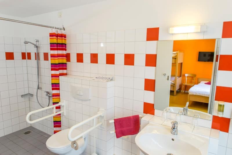 Rollstuhlfreundliches Badezimmer im Dreibettzimmer