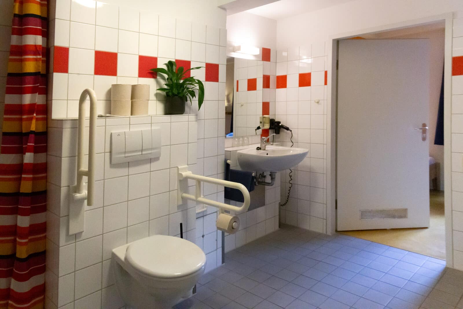 Rollstuhlfreundliches Badezimmer im Fünfbettzimmer