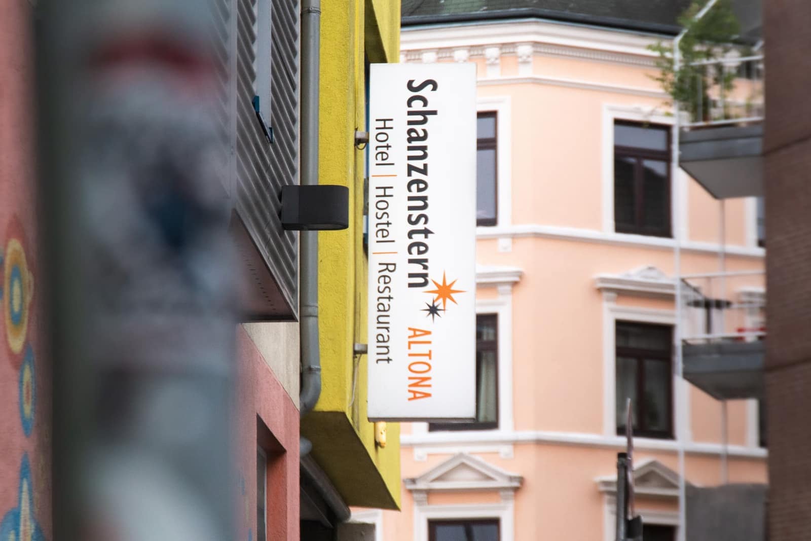 Schanzenstern Altona – Straßenschild am Eingang zur Kleinen Rainstraße