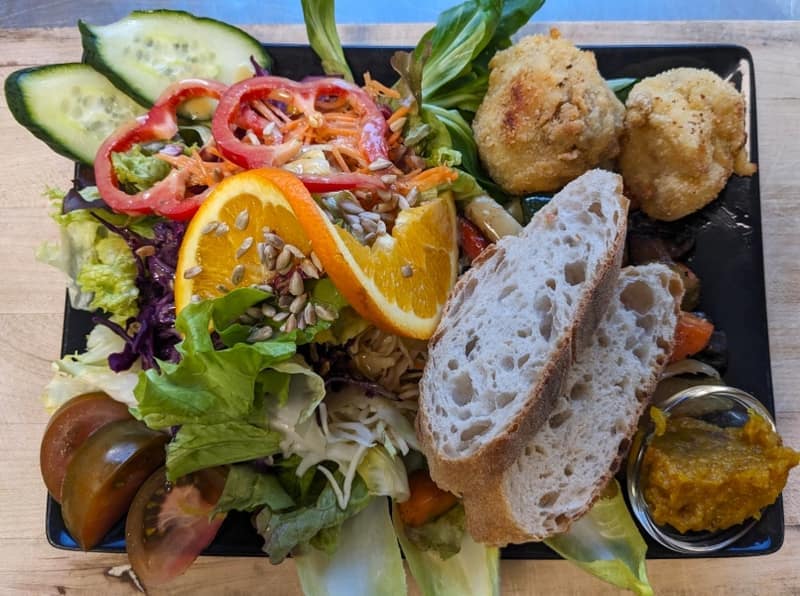 Bunter Bio-Salatteller mit Ofenkäse