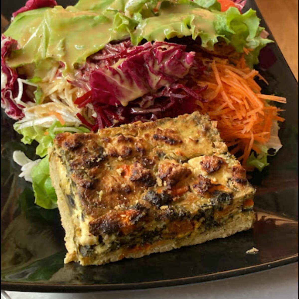 Quiche mit Mixsalat