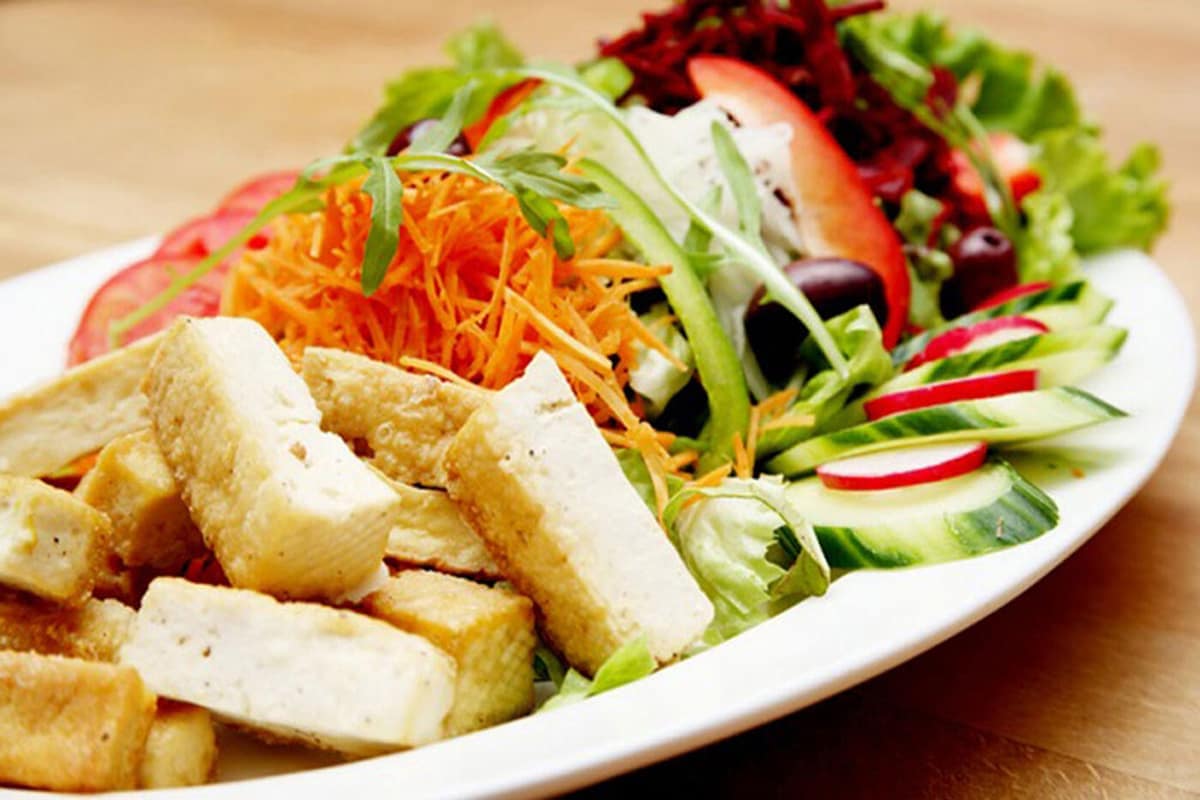Tofu auf Salat
