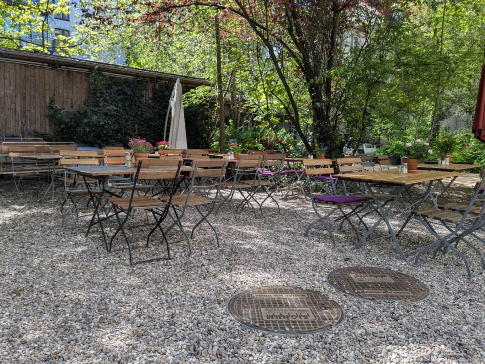 Lange Biertische unter den Bäumen