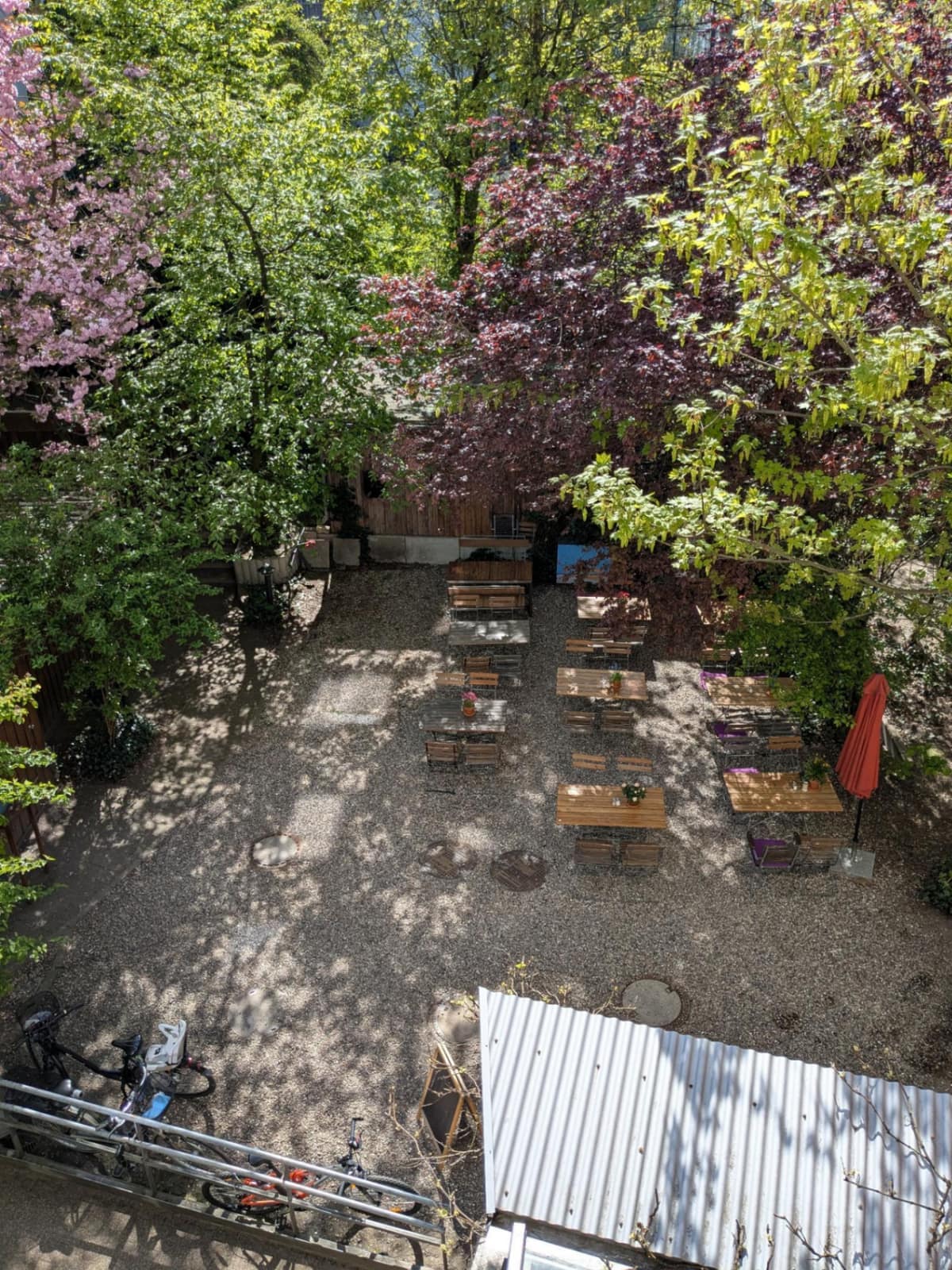 Blick von oben in unseren Biergarten