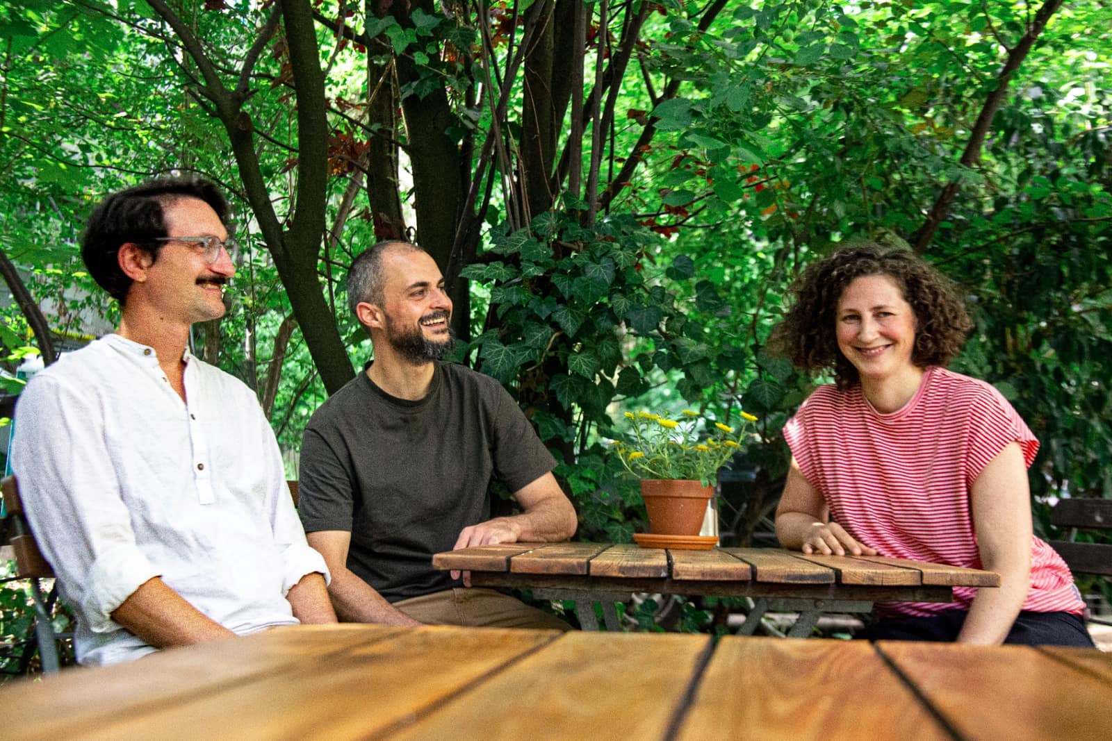 Yago, Friederike & Simon im Innenhof